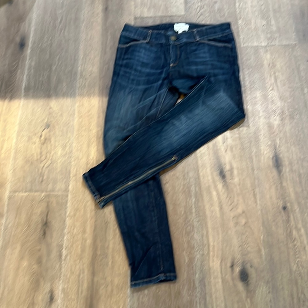 Current/Elliott Size 28 cropped leggings with long zipper in calves.